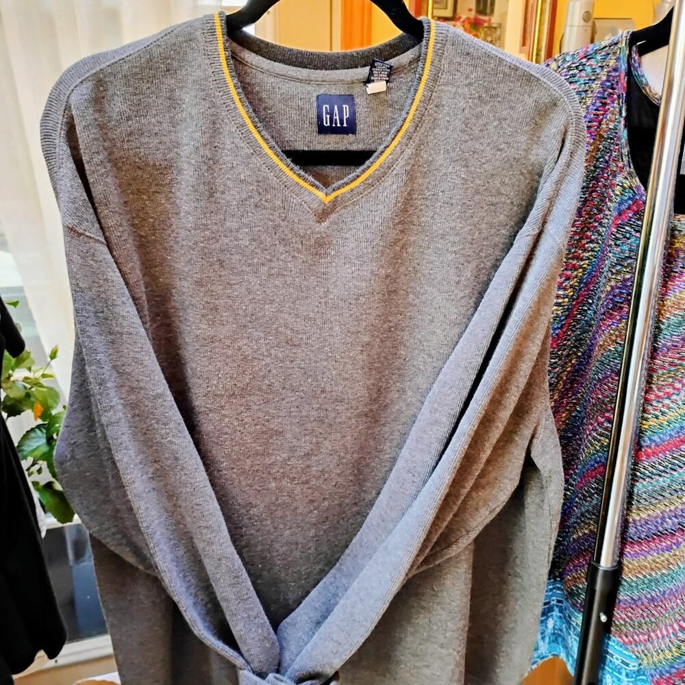 XL Gap Gray Men Long Sleeve Sweater Veck in accented yellow trim within collar